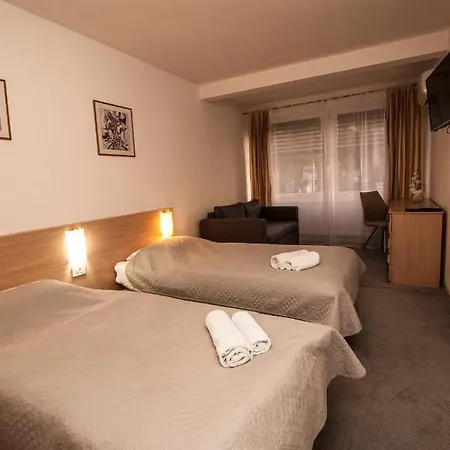 ホテル ファラオン ツェリェ